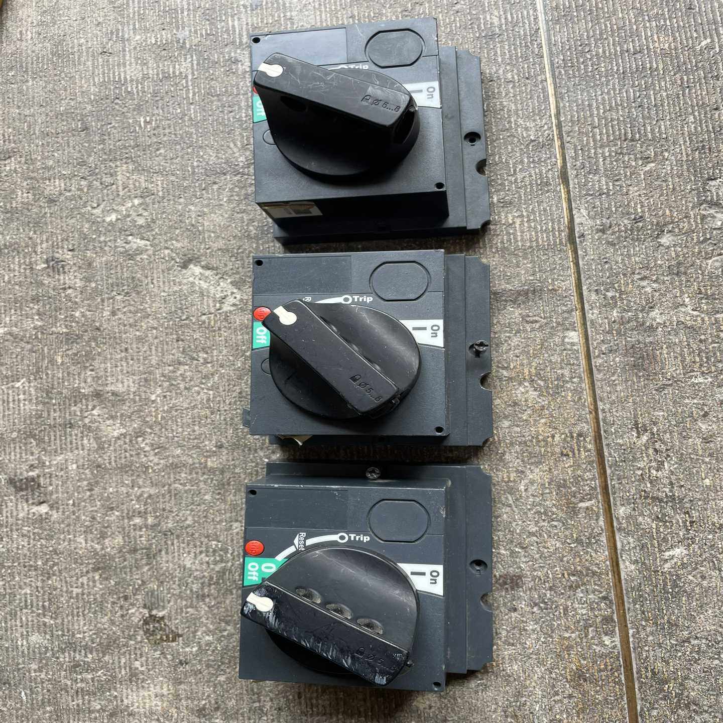 施耐德塑壳断路器直接旋转手柄，型号LV429337，适用于N