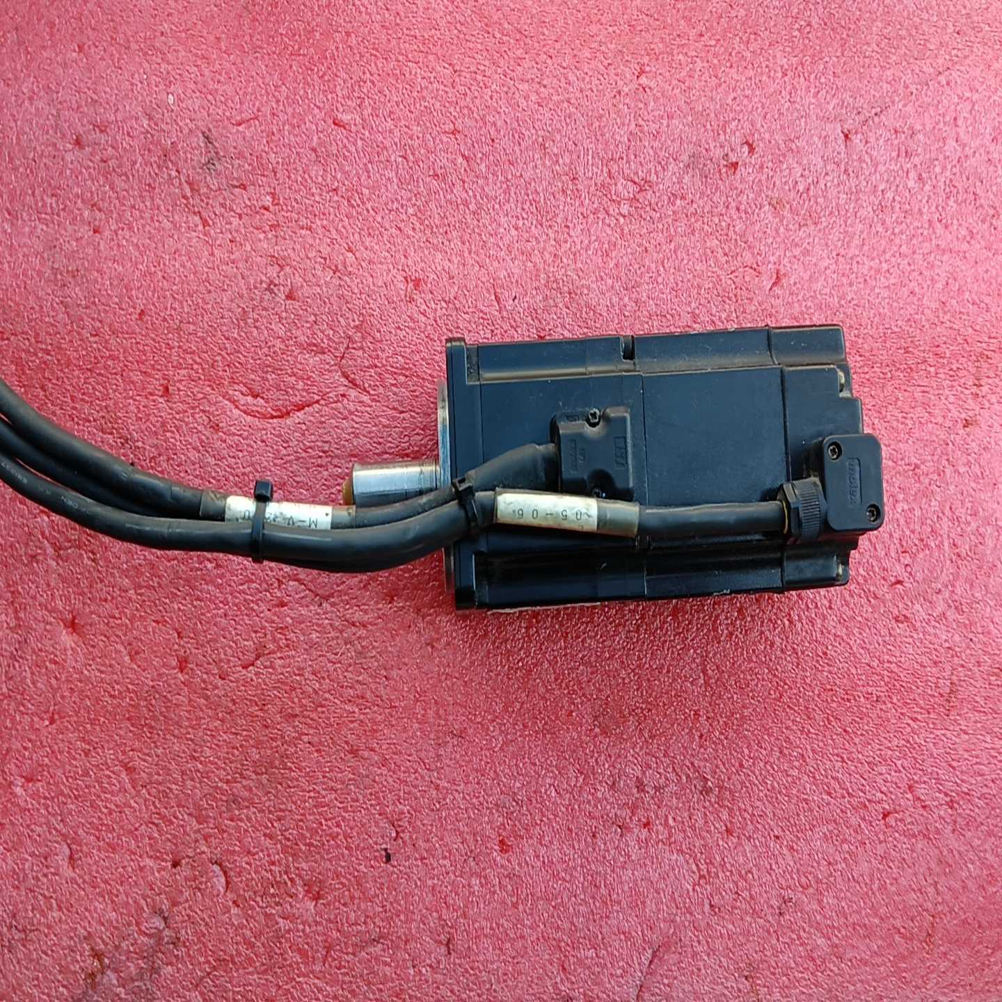 安川伺服电机SGMAS-02A2A2C-Y2--议价商品