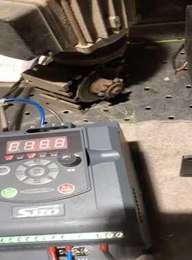 中驱变频器ZQ100M-2R2G1-B2.2kw，