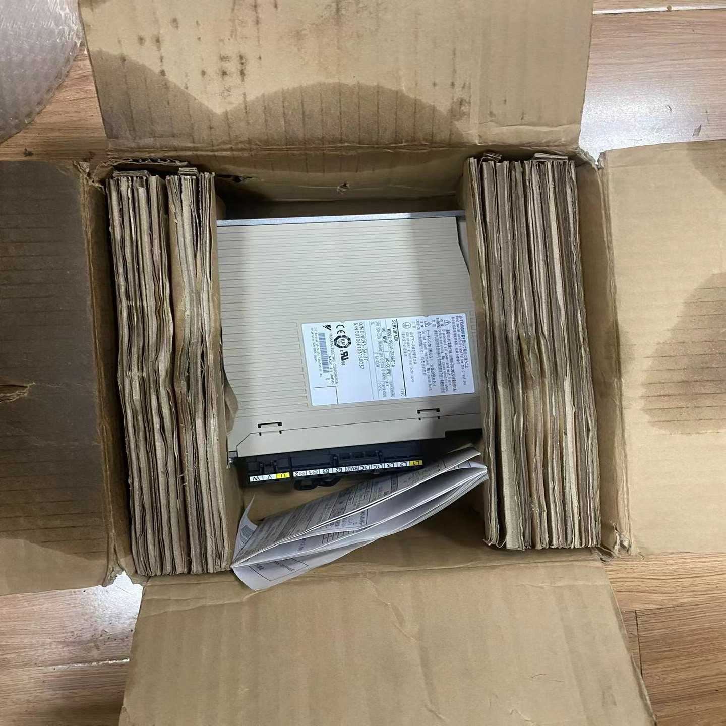 SGDV-2R8A01A 结余 安川驱动器400W 实物~询价