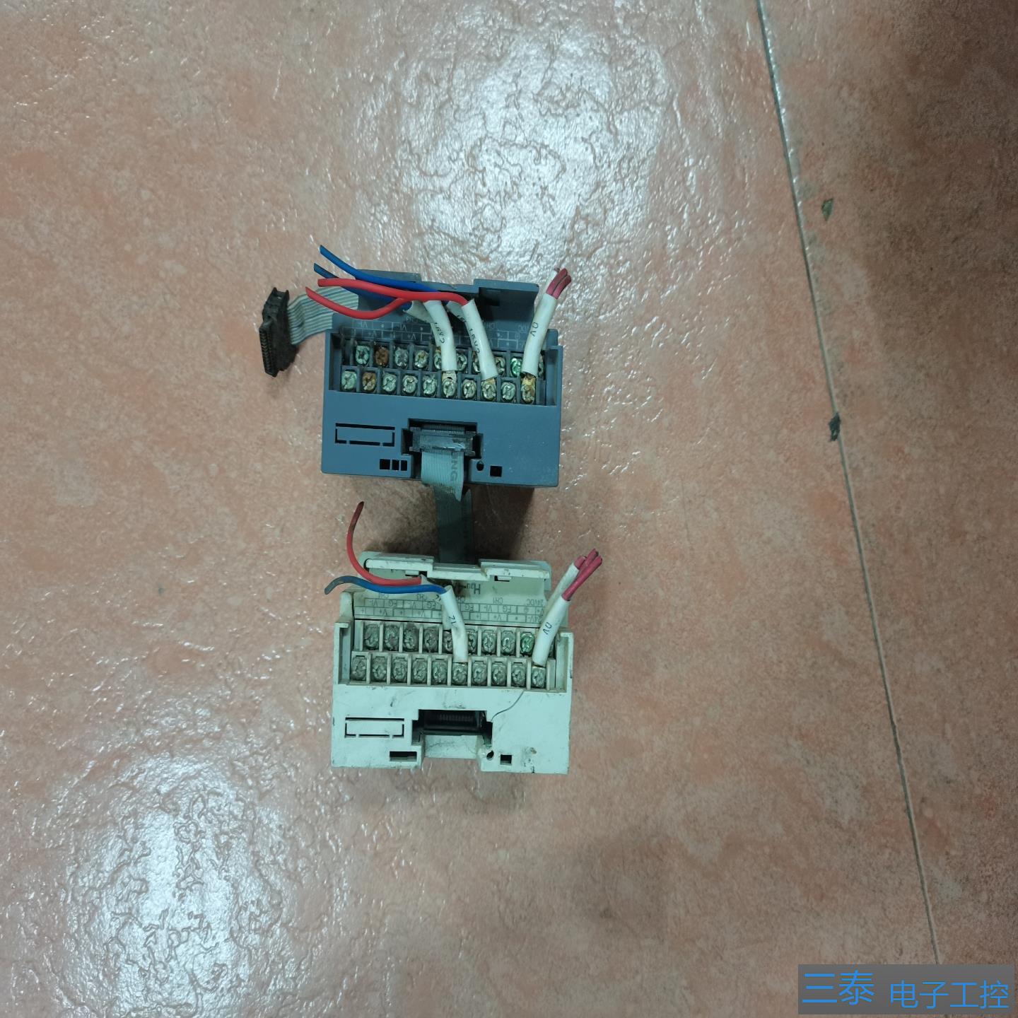 汇川PLCH2U-4DAH2U-4ADW白色上面有点破，议价