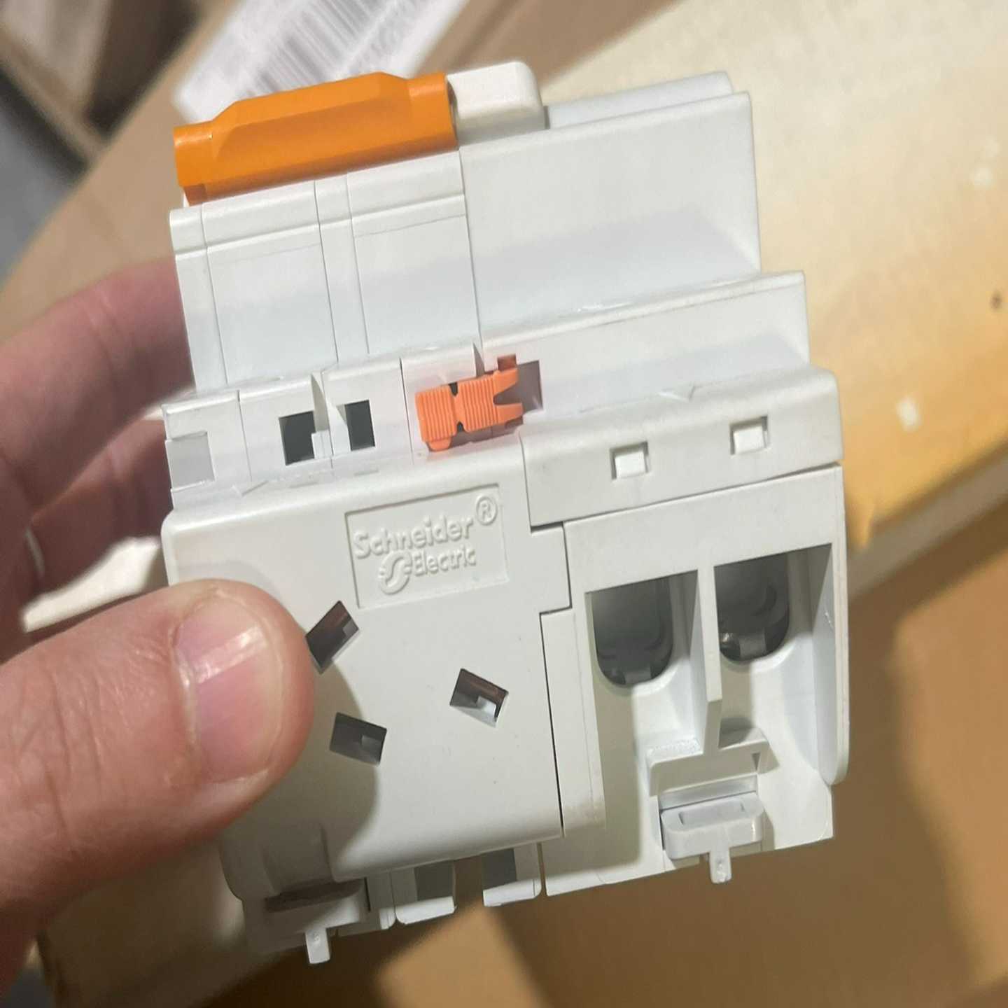 议价施耐德漏电断路器，型号为EA9RN2C3230C，2PC32