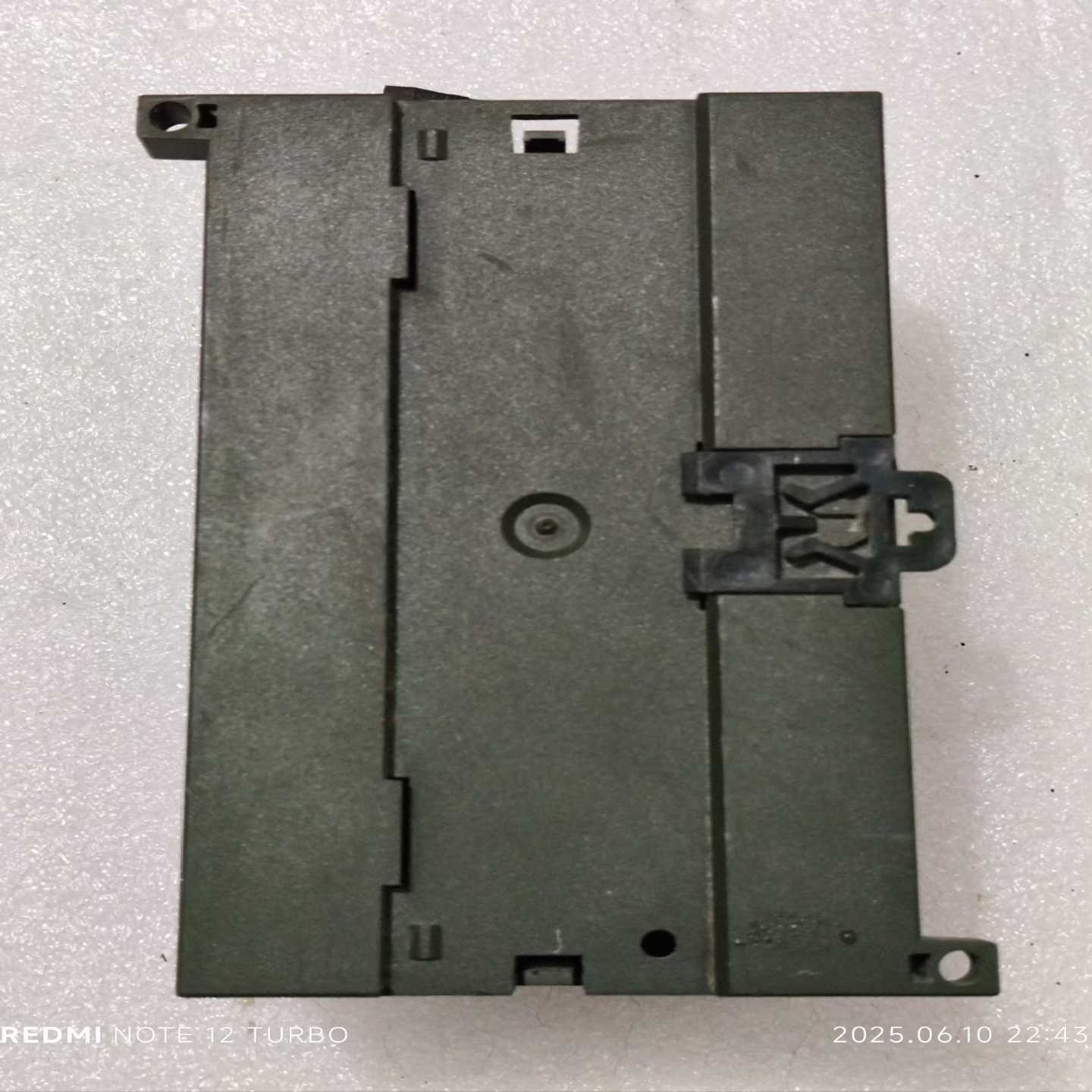 咨询-EM223223-1PL22-0XA0壳有部分破损。