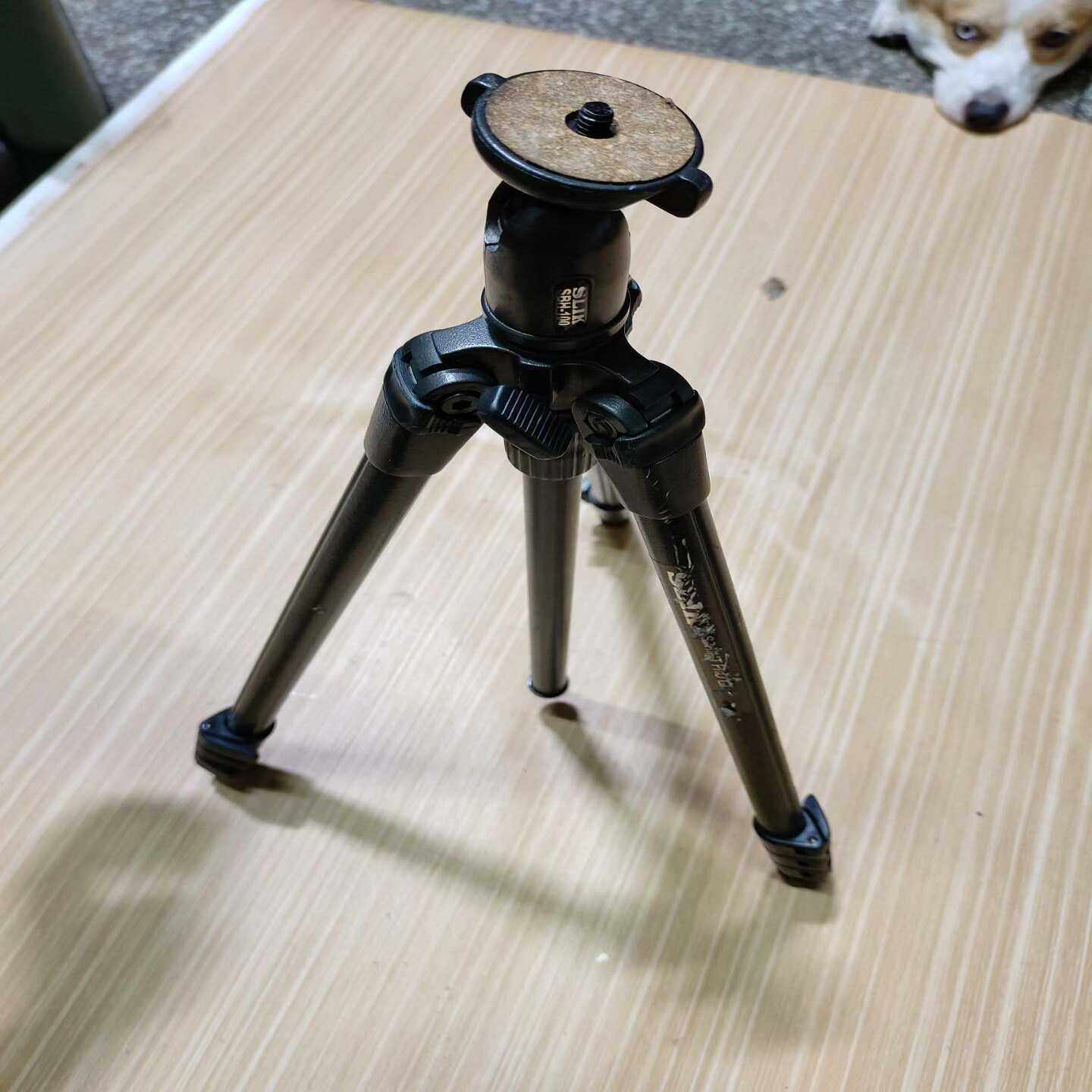 思锐SIRUI三脚架，黑色铝合金材质，带云台，成色新。云台转--议