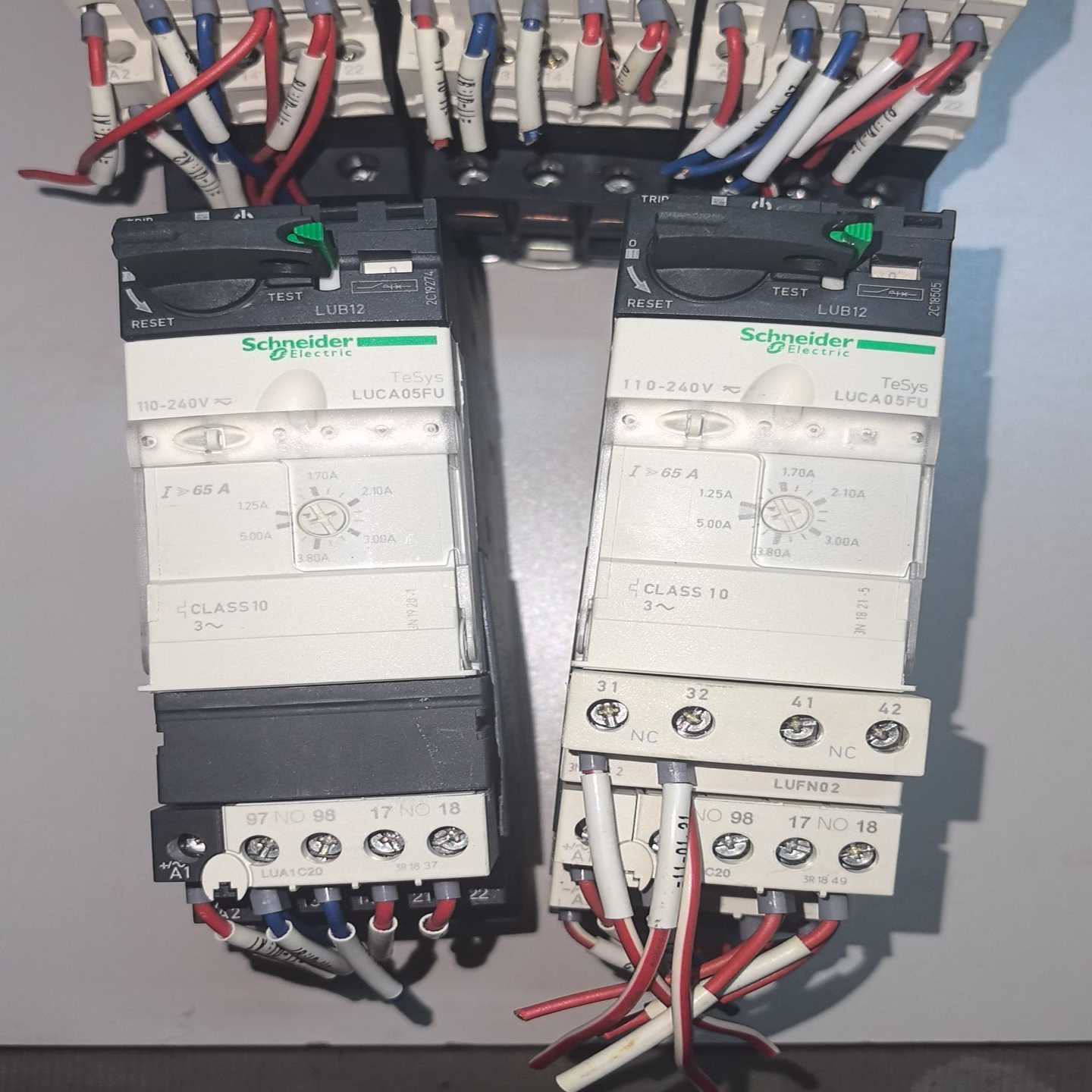 施耐德LUCA12FU，Ac110-220V，2台