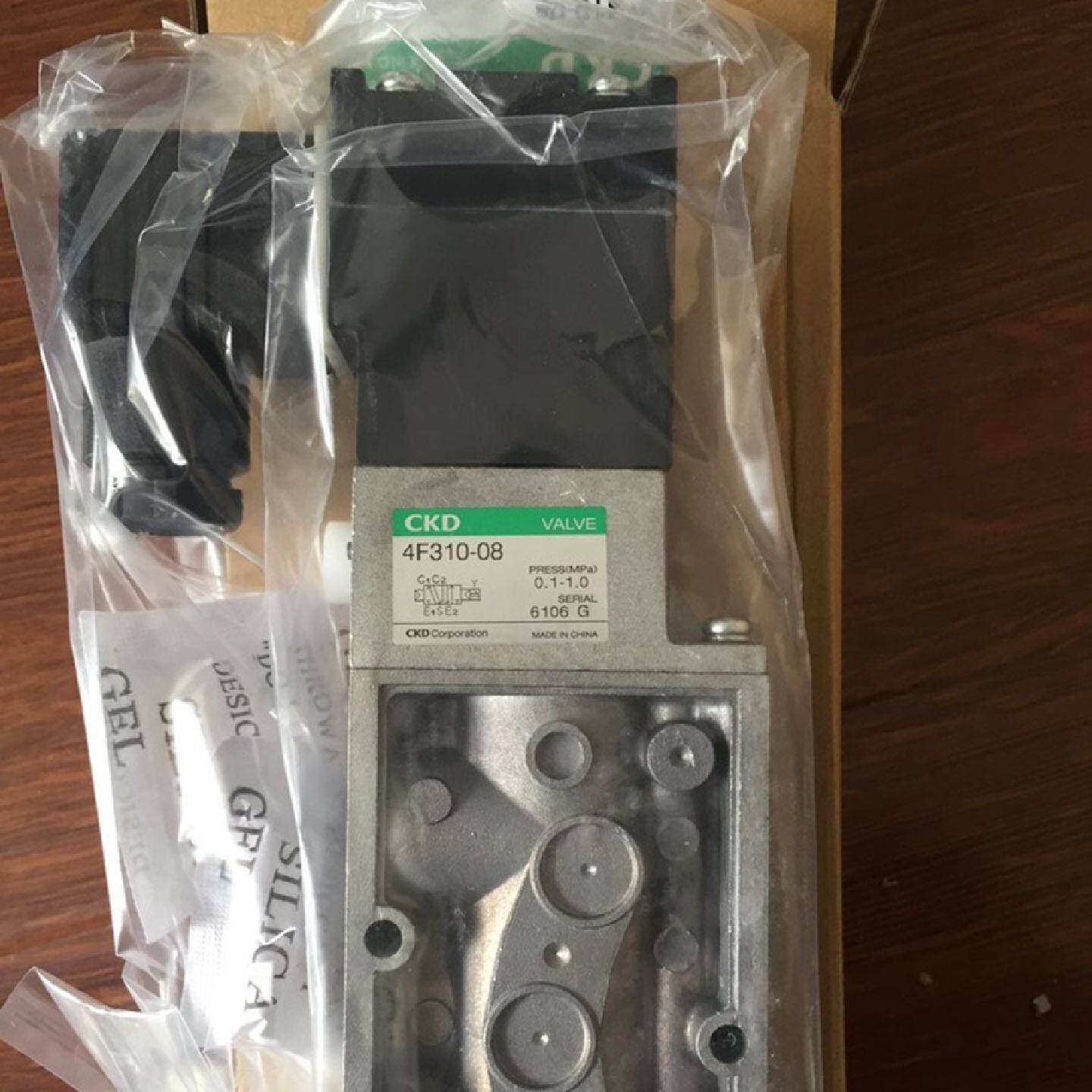 原装CKD电磁阀4F310-08-AC220V/DC24V4F310-08-B-AC110V/AC2