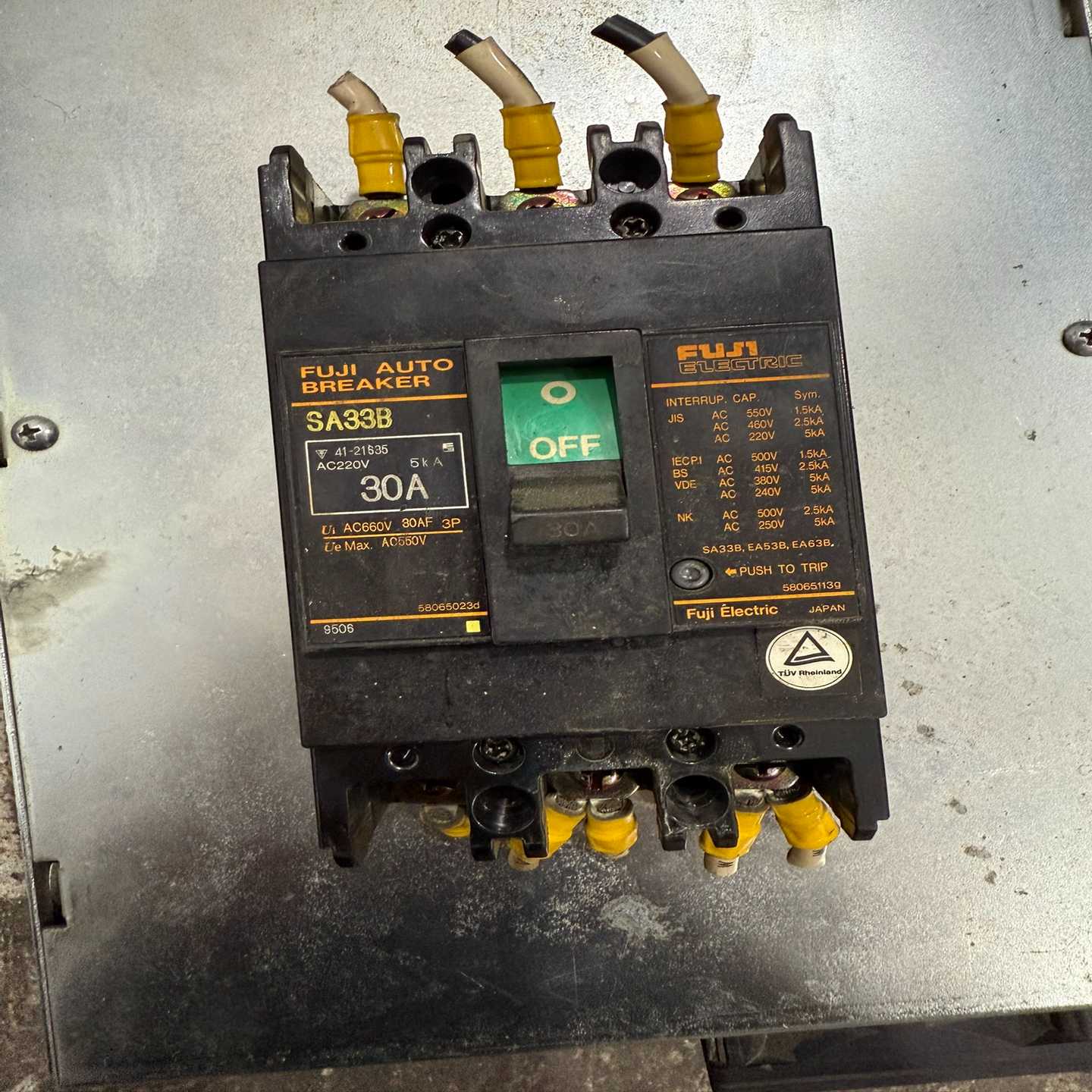 日本富士SA33B空气开关 30A 三相220V-询价客服