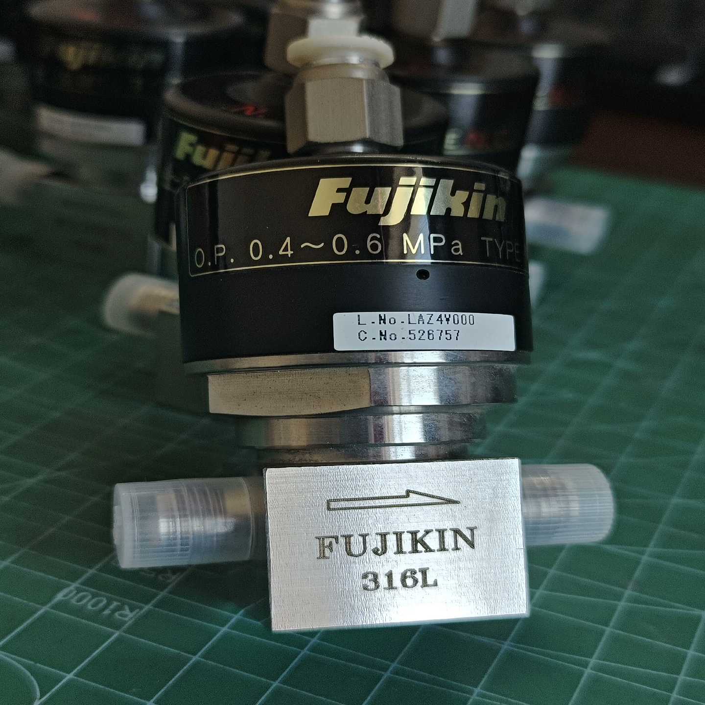 询价金Fujikin启动隔膜阀，2个VCR公口，7个1/4卡