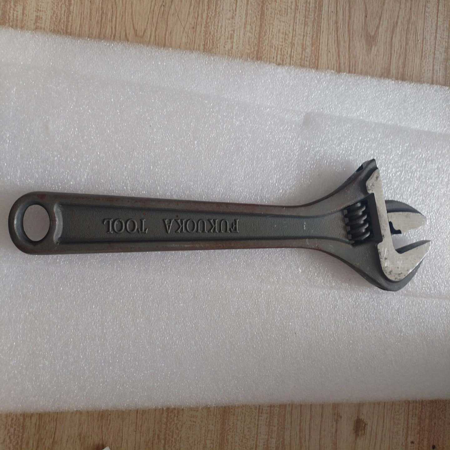 福冈扳手300mm葛罗钢使用过几次标价包邮成色行。开口顺畅，