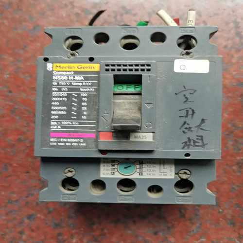 议价施耐德塑壳断路器NS80H-MA25拆机2个