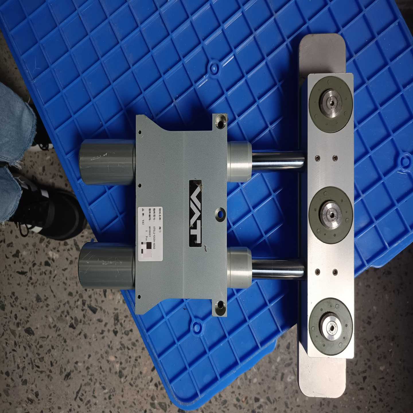 瑞士VAT阀门，型号07512-UA24-AZA2/0027--议价商品 - 封面