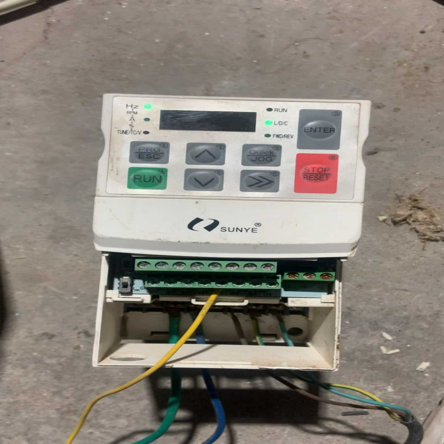 日业变频器 E200-4T2R2B 2.2KW 一台量着模块~询价