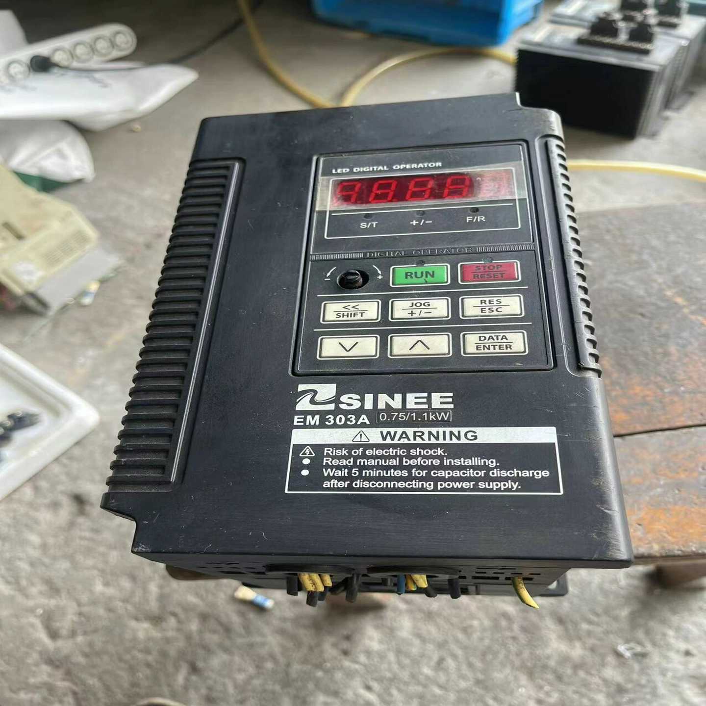 正弦变频器，型号EM303A-0R7G/1R1P-3AB，3