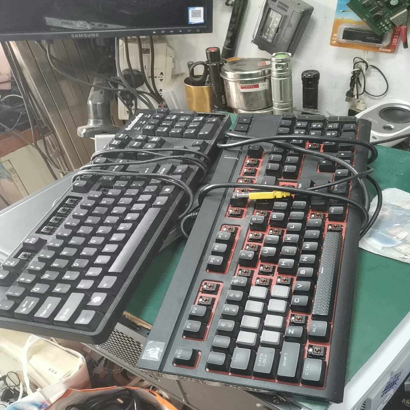 赛睿海盗船机械键盘两个,键盘好的,就是少键帽了,公司收来的,