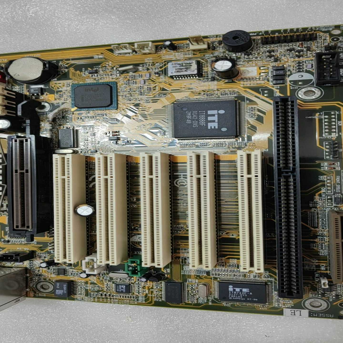 议价拆件技嘉GA-8IDXI，5个PCI槽，1个ISA槽。挡板在