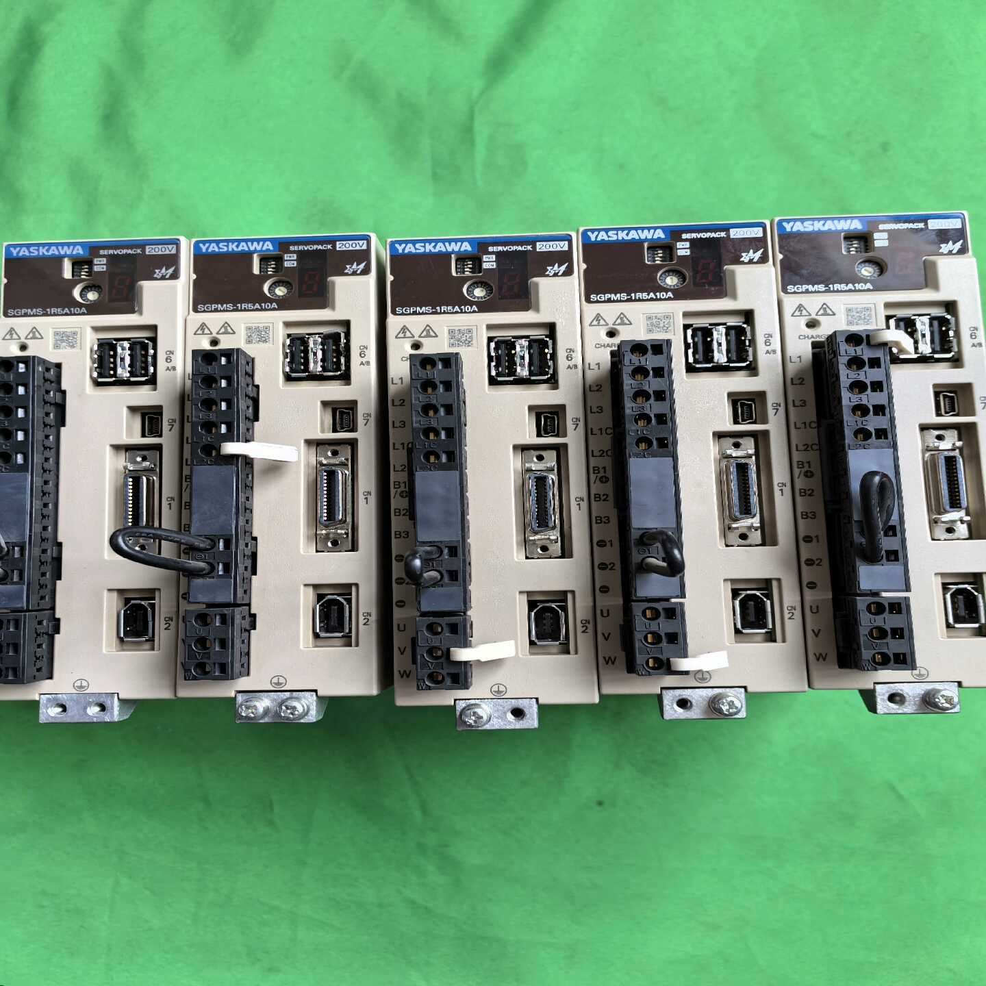 询价9新以上安川300W伺服驱动器SGPMS-1R5A10A，