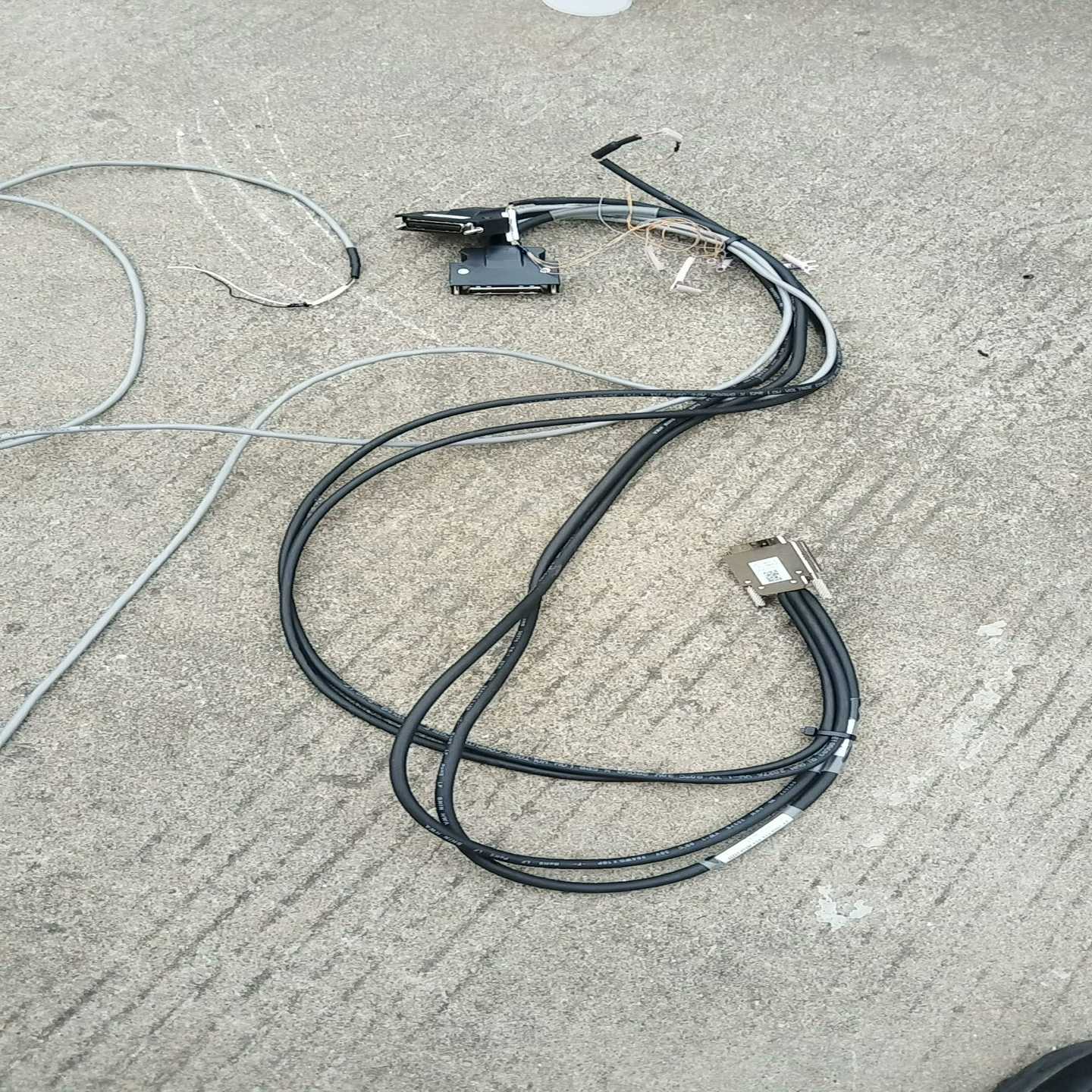 询价安川机器人通讯线，型号UCAH68-Y1A-Y1A-0DA0