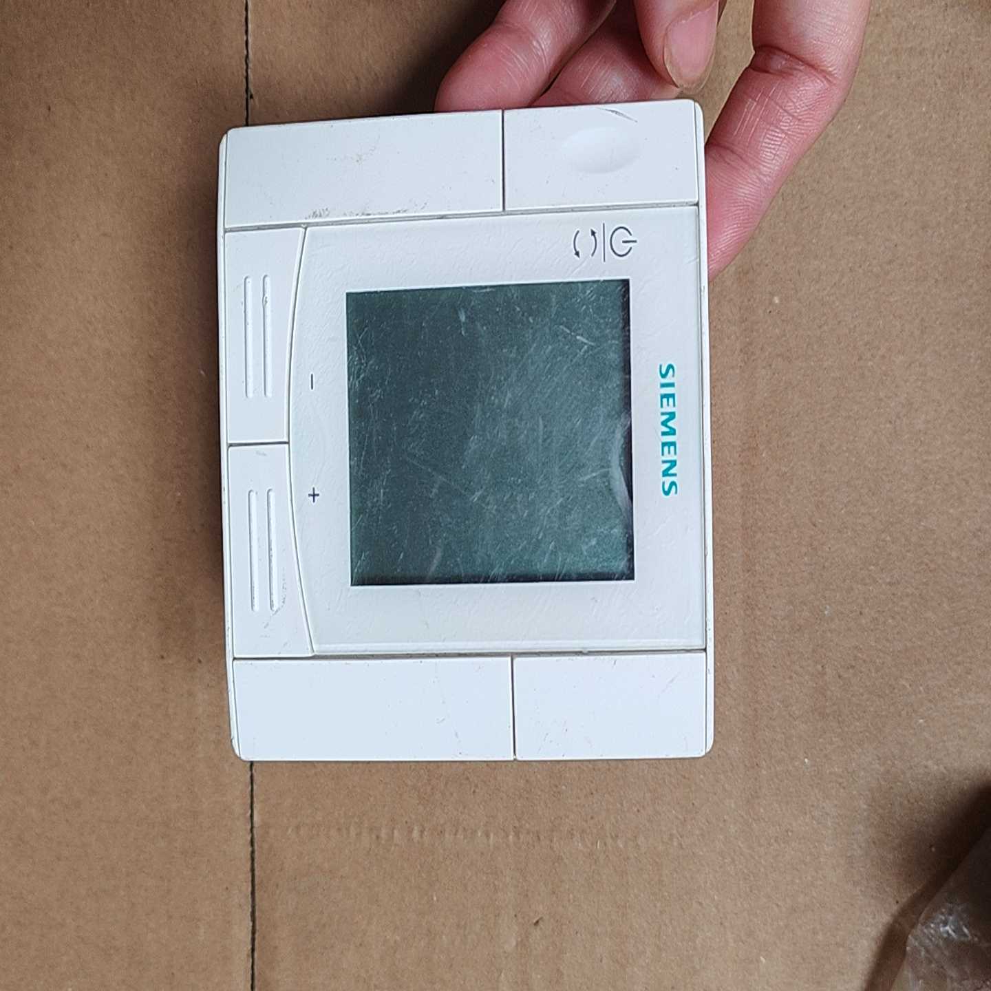 西门子地暖温控器RDD310，正品拆机，实物如图所示，有6个