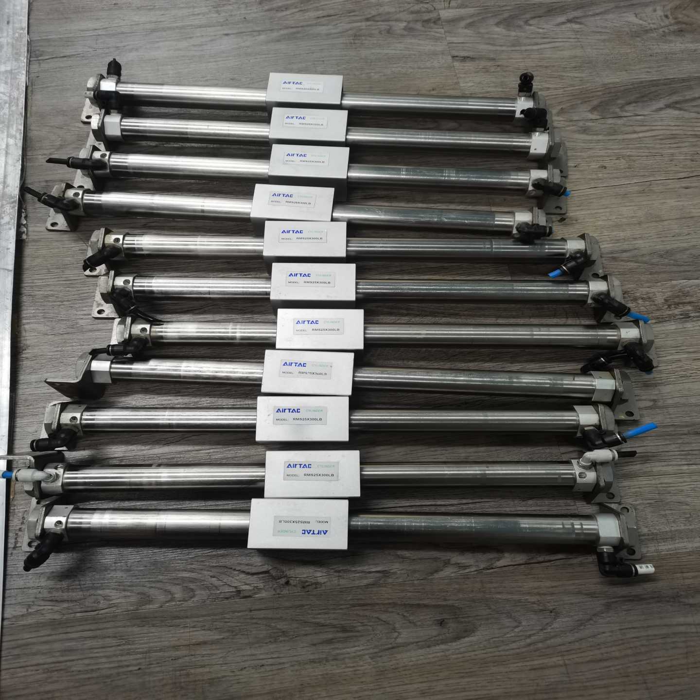 亚德客气缸RMS25X300LB，一共20多条，成色不错，拆-询价客服