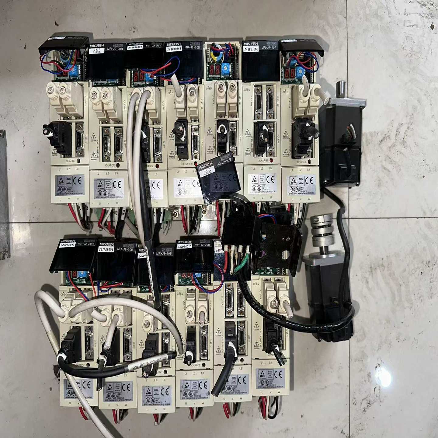 三菱伺服驱动MR-J2-20B，伺服电机HC-MF23，电机【侨报商行】