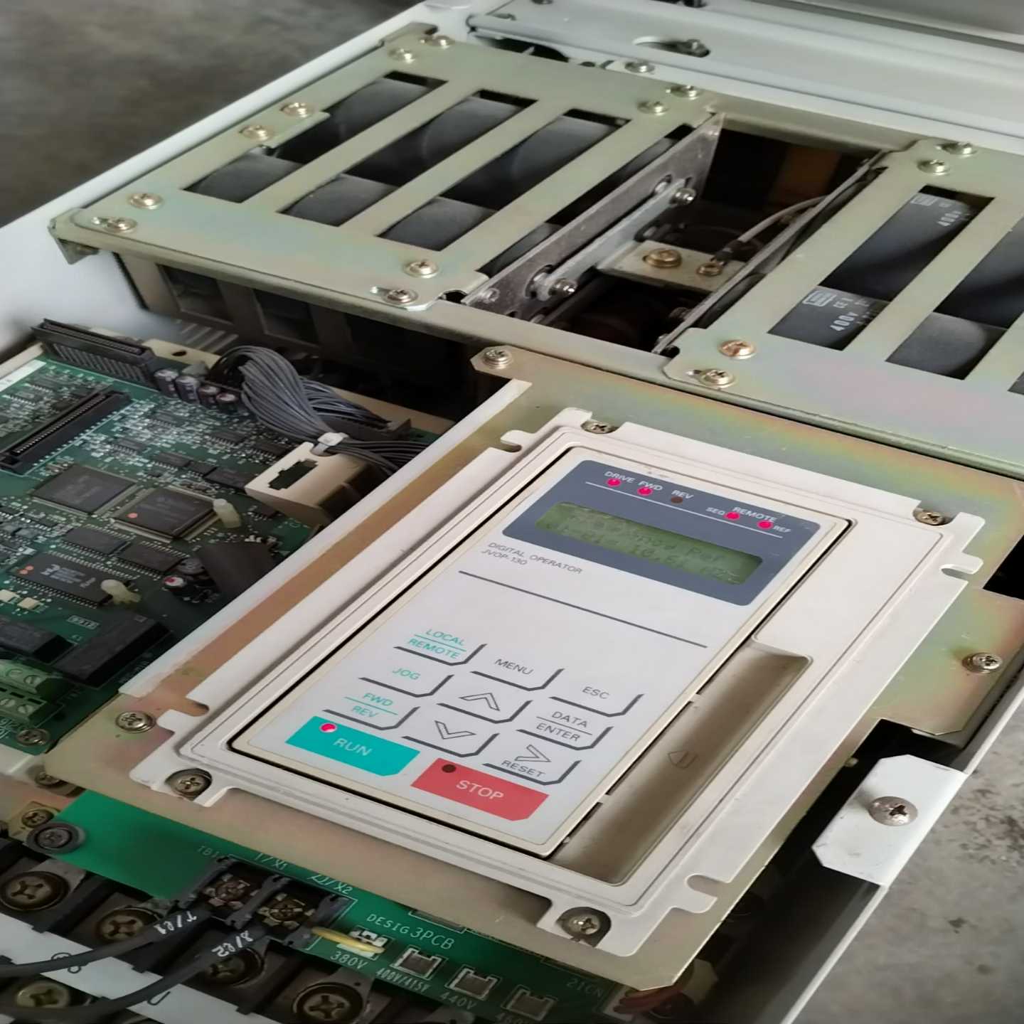 两台正常安川676GL5变频器两台，功能正常外观八成新以询价