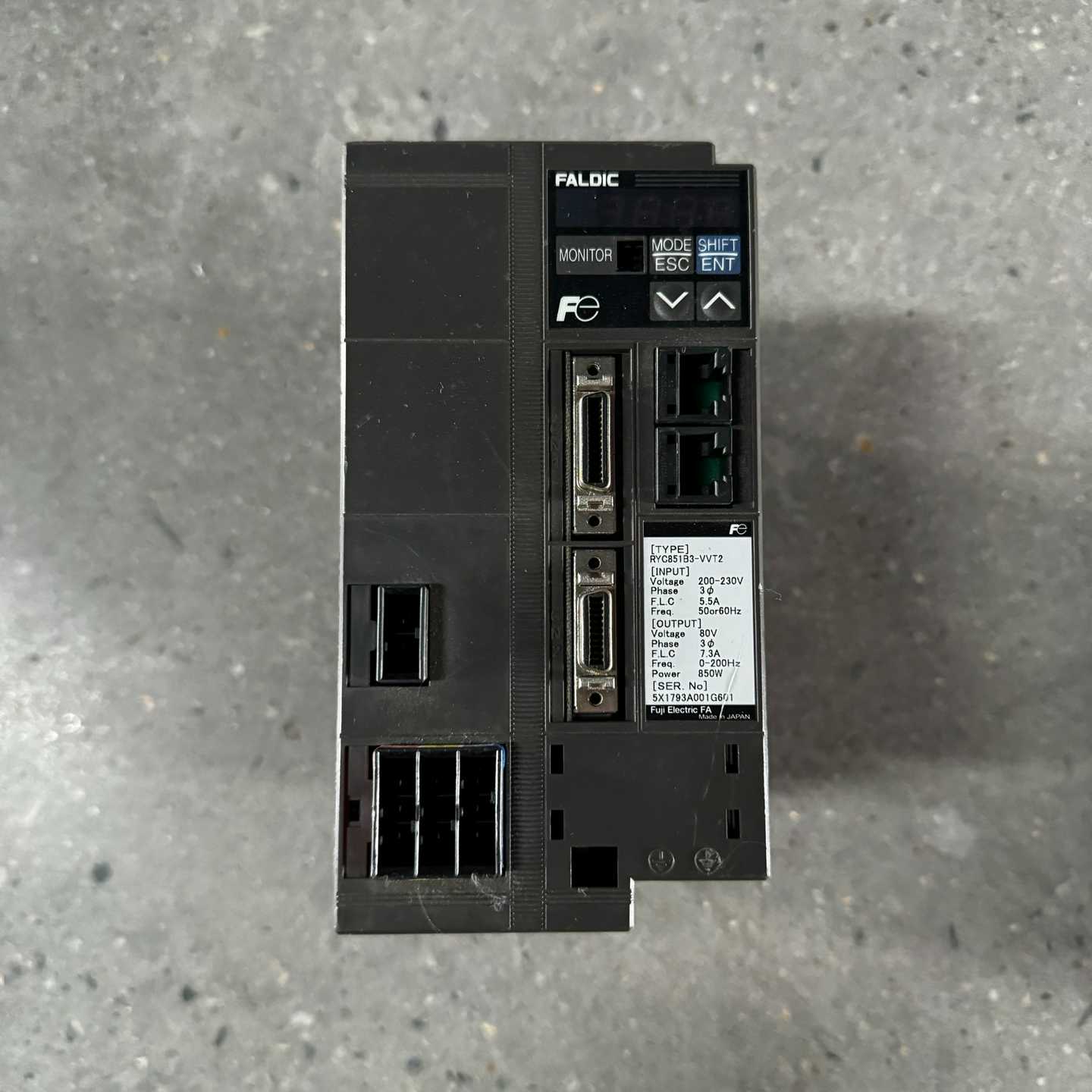 富士伺服驱动器RYCB51B3-VVT2功能测试完好外--议价商品