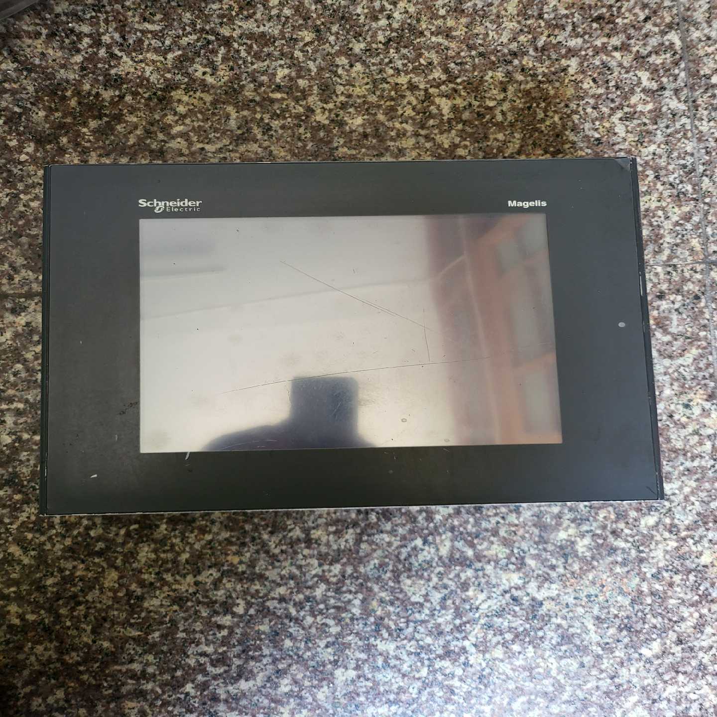 施耐徳触摸屏XBTGT5230，已上电测试功能正询价