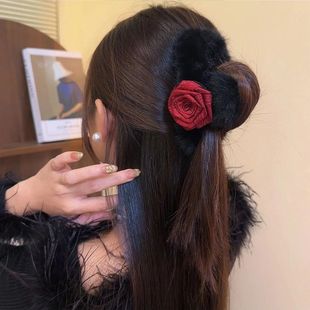 秋冬玫瑰花朵毛绒抓夹头饰女高级感2026新款 后脑勺头发鲨鱼发夹女