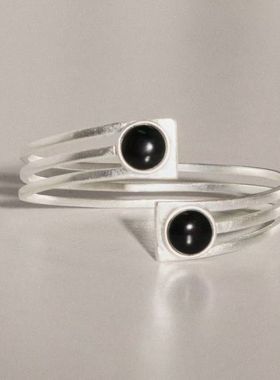 复古前卫黑色珠子手镯原创小众设计高级感简约精致时尚开口腕饰