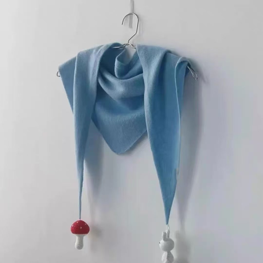 新款手工钩针玩偶羊绒三角巾百搭时尚围巾披肩简约保暖气质配饰