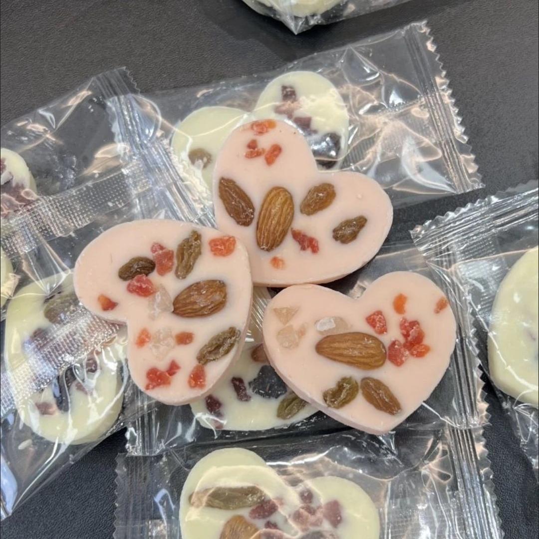 坚果炒酸奶片奶香果仁白桃草莓巴旦木心形送礼爱心饼干网红零食