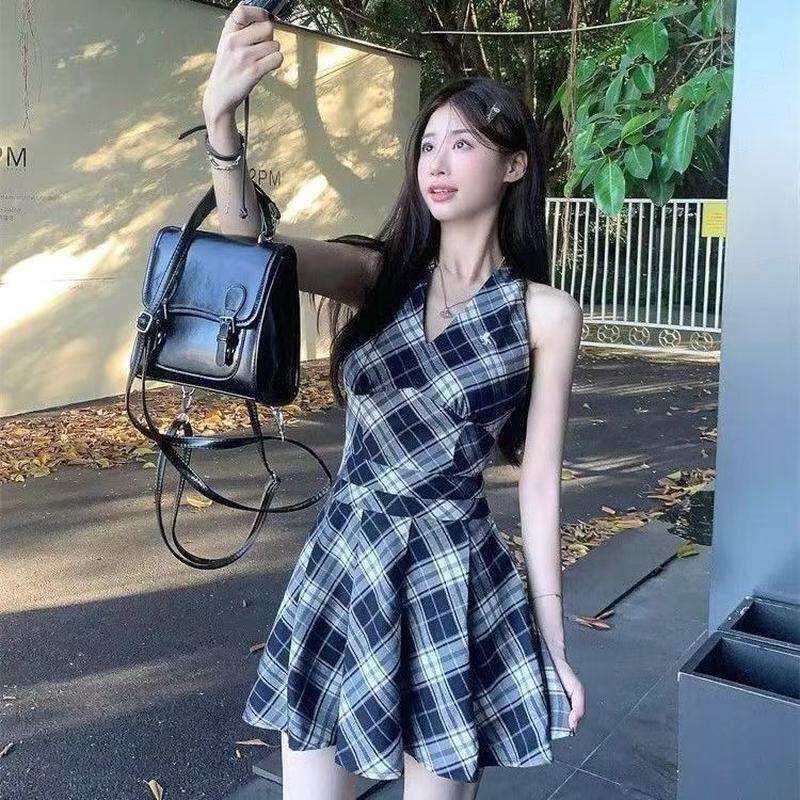 田曦薇复古辣妹绿格纹挂脖吊带黑白格子v领系带连衣裙女收腰显瘦