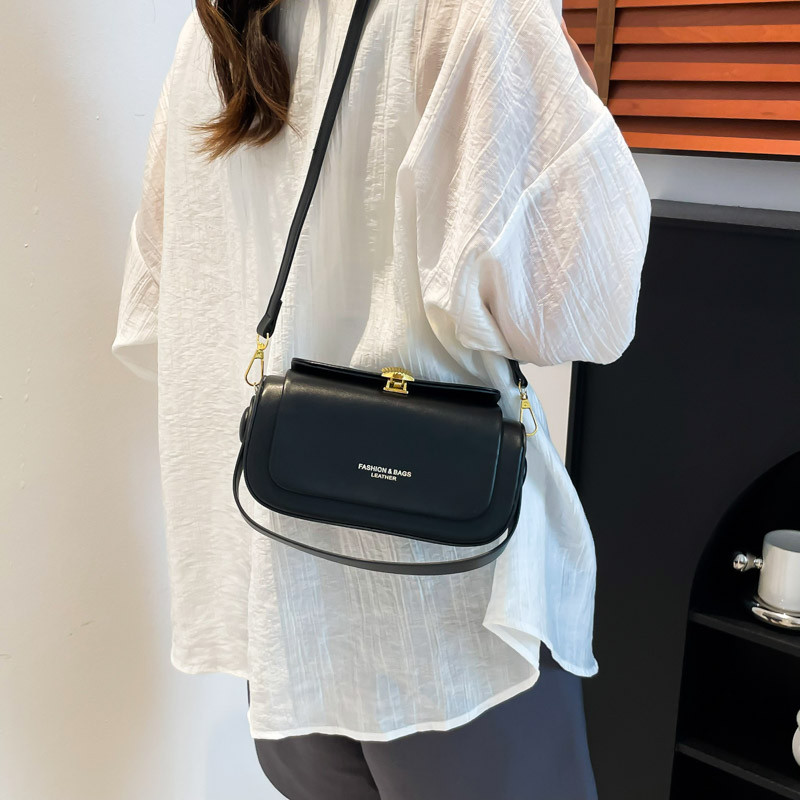 女新款百搭单肩斜挎包