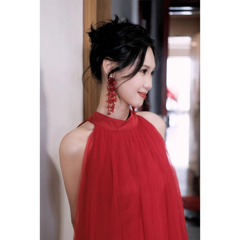 红色挂脖新娘结婚订婚宴会气质孕妇回门晚女