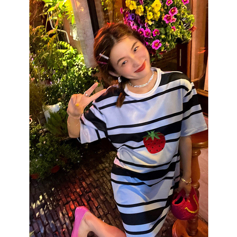 落落狷介 女新款2025年蓝色条纹宽松中长款裙