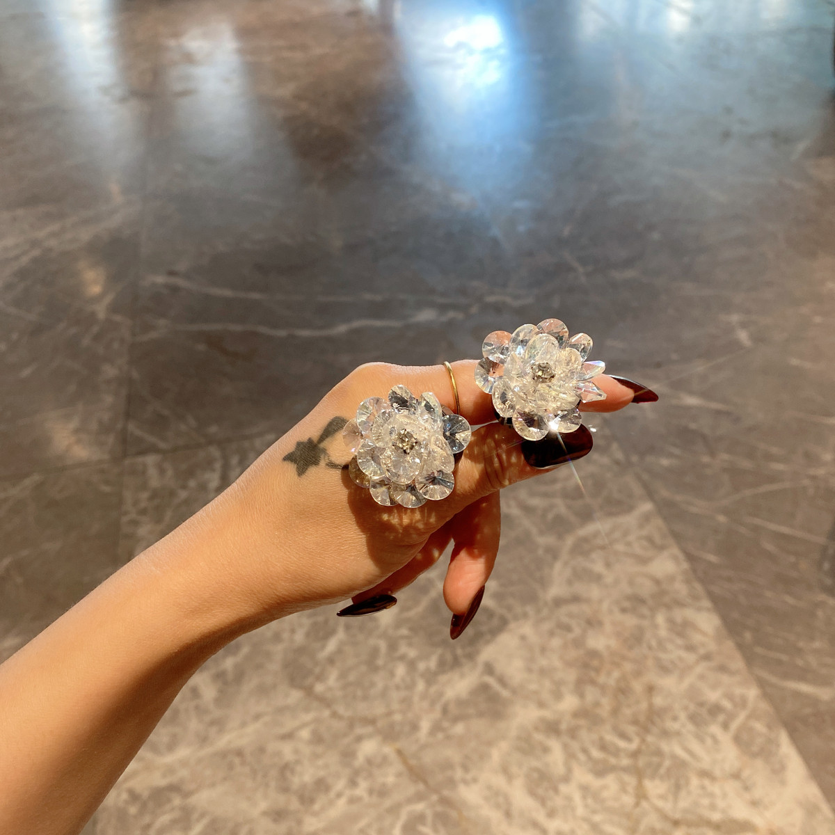 ins炫彩水钻花车载香薰高颜值汽车装饰品网红款车内空调出风口夹