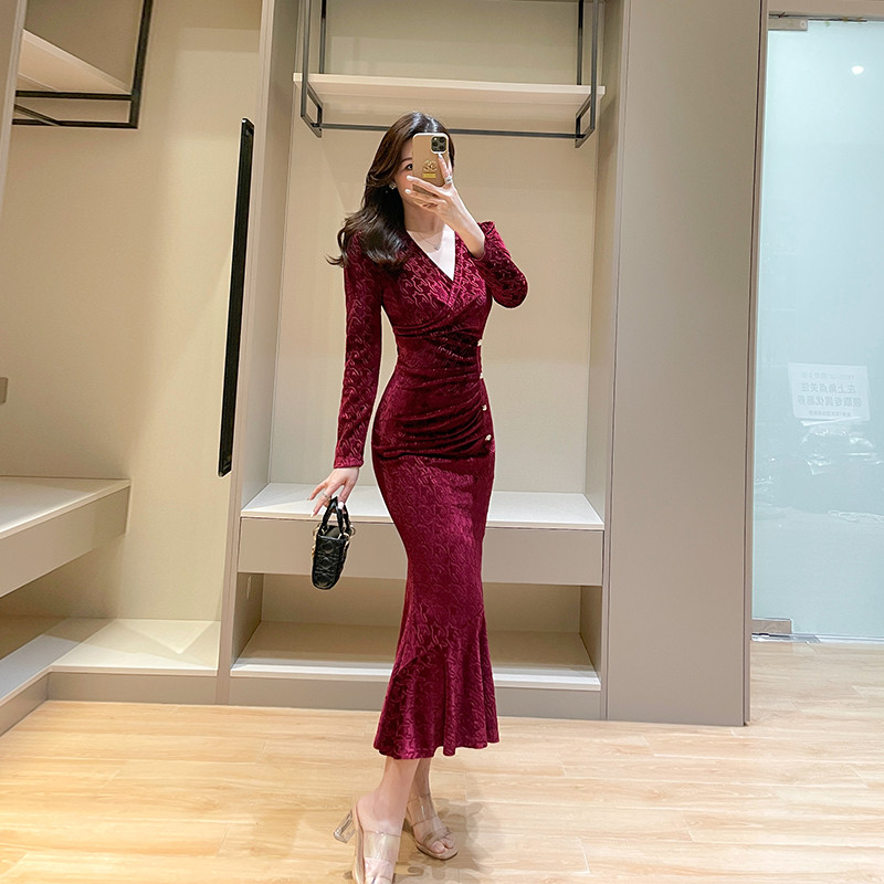 红色丝绒冬季新款婚宴订婚喜妈妈V领长袖包臀鱼尾裙女