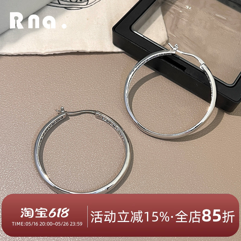 银色满钻圈圈耳环2025新款爆款高级感独特字母耳饰法式女