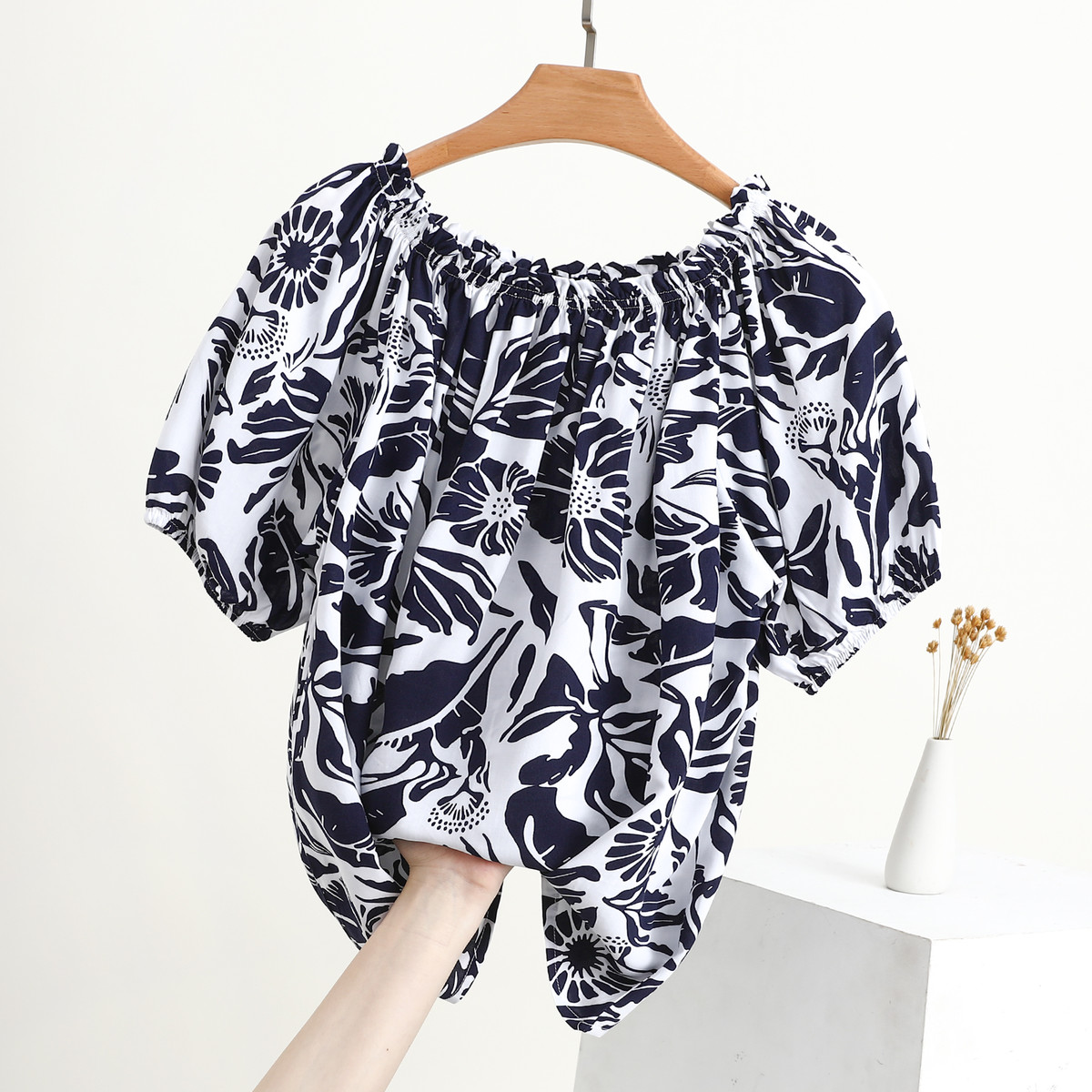 新品棉绸短袖T恤衫女2025夏新款宽松设计感短款碎花人造棉一字肩