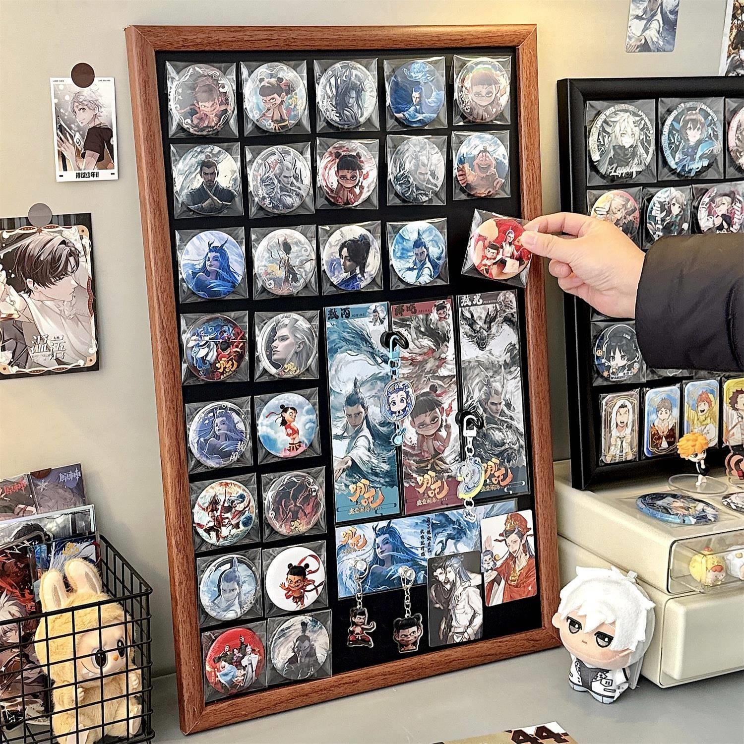 实木吧唧收纳盒立牌周边小卡置物架创意磁吸金属徽章谷子展示相框