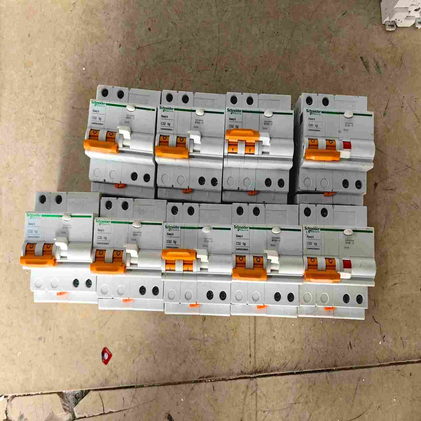 议价施耐德漏电开关2个20A7个32A,成色如图c,一个30元现货/维修