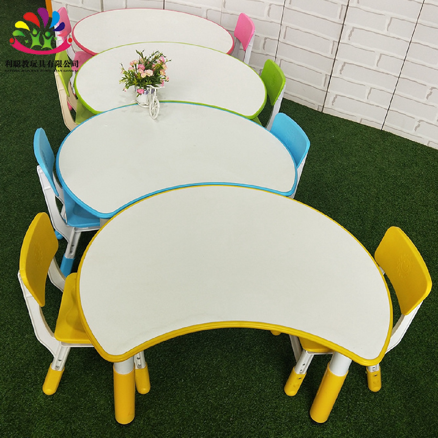 儿童月亮桌可调节升降学生课桌椅新款月牙桌幼儿园升降防火板桌椅