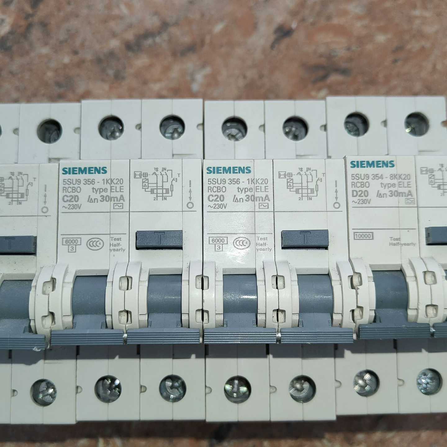 询价几乎全新正品西门子漏电保护器西门子5SU9 356-1KK2议价