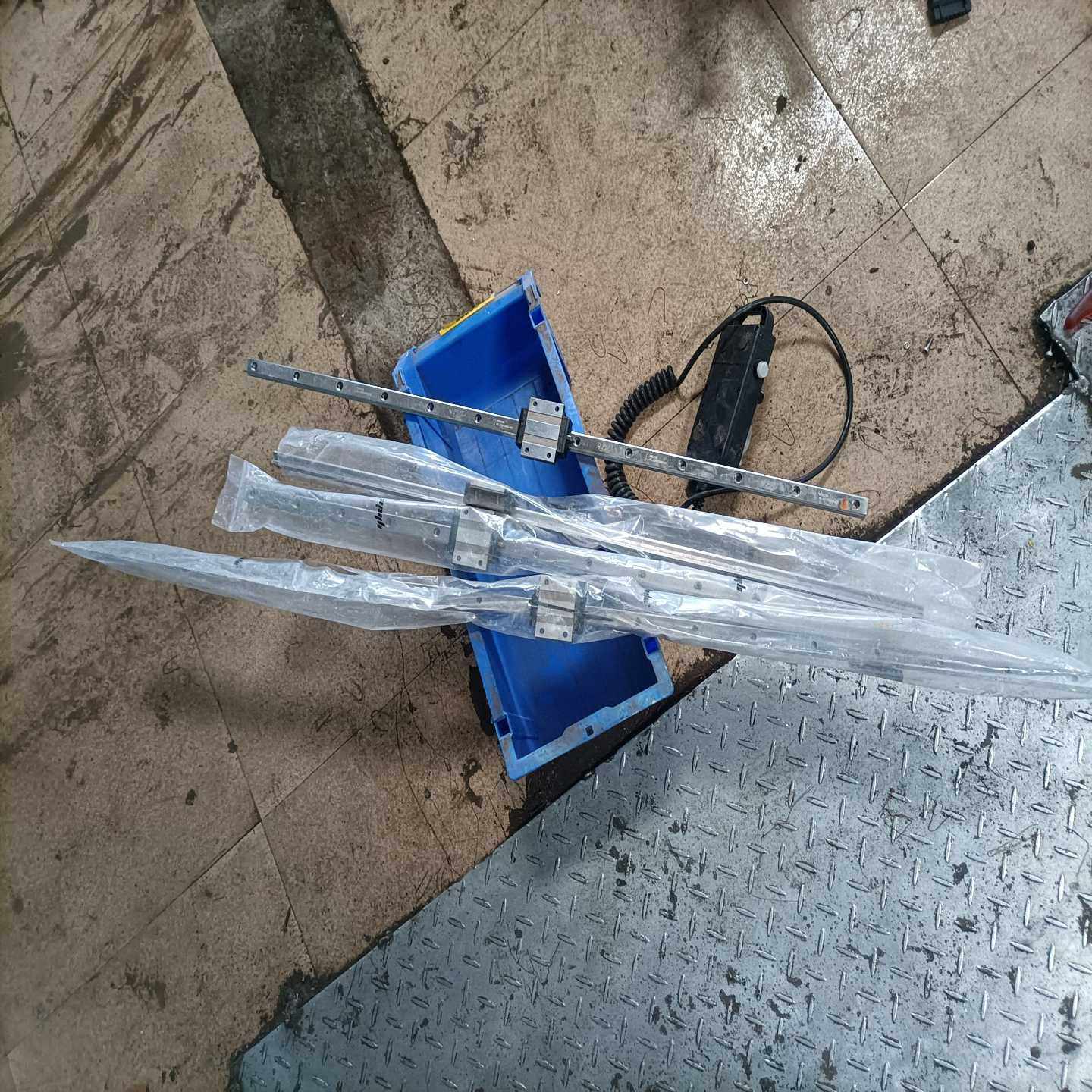 pmi法兰15导轨，一起4条新的。长约70cm~询价