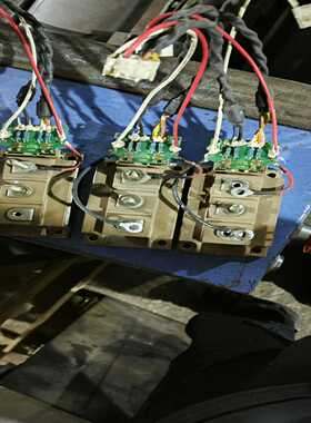 驱动模块。2MBI200U4H-120-50    。成~询价