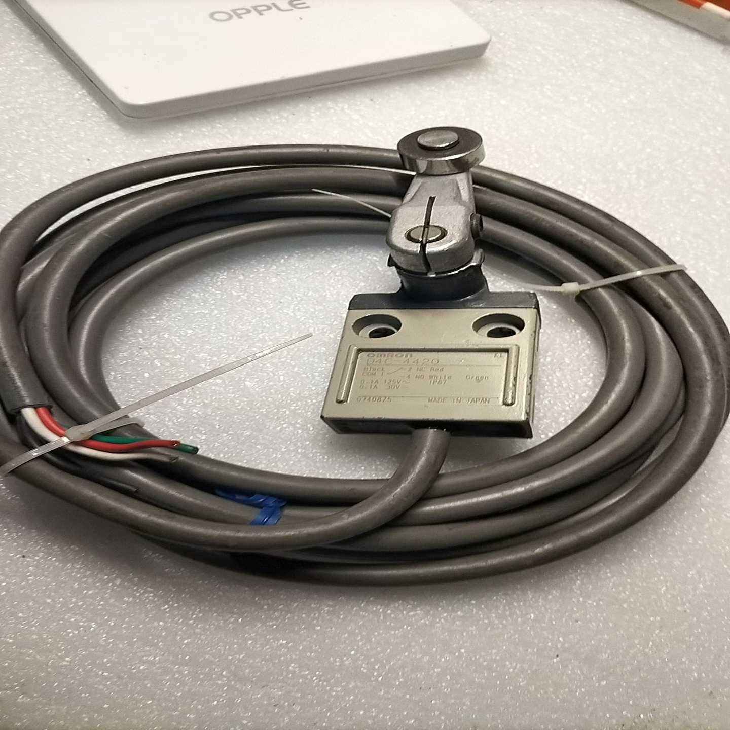 【议价】Omron/行程开关D4C-4420，件成色如图，