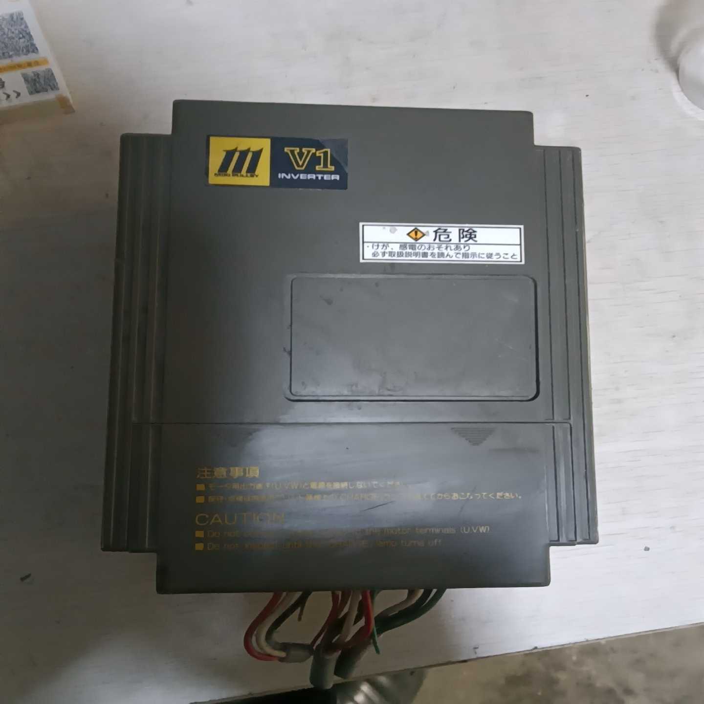 询~变频器V1-15-2H71实物图。