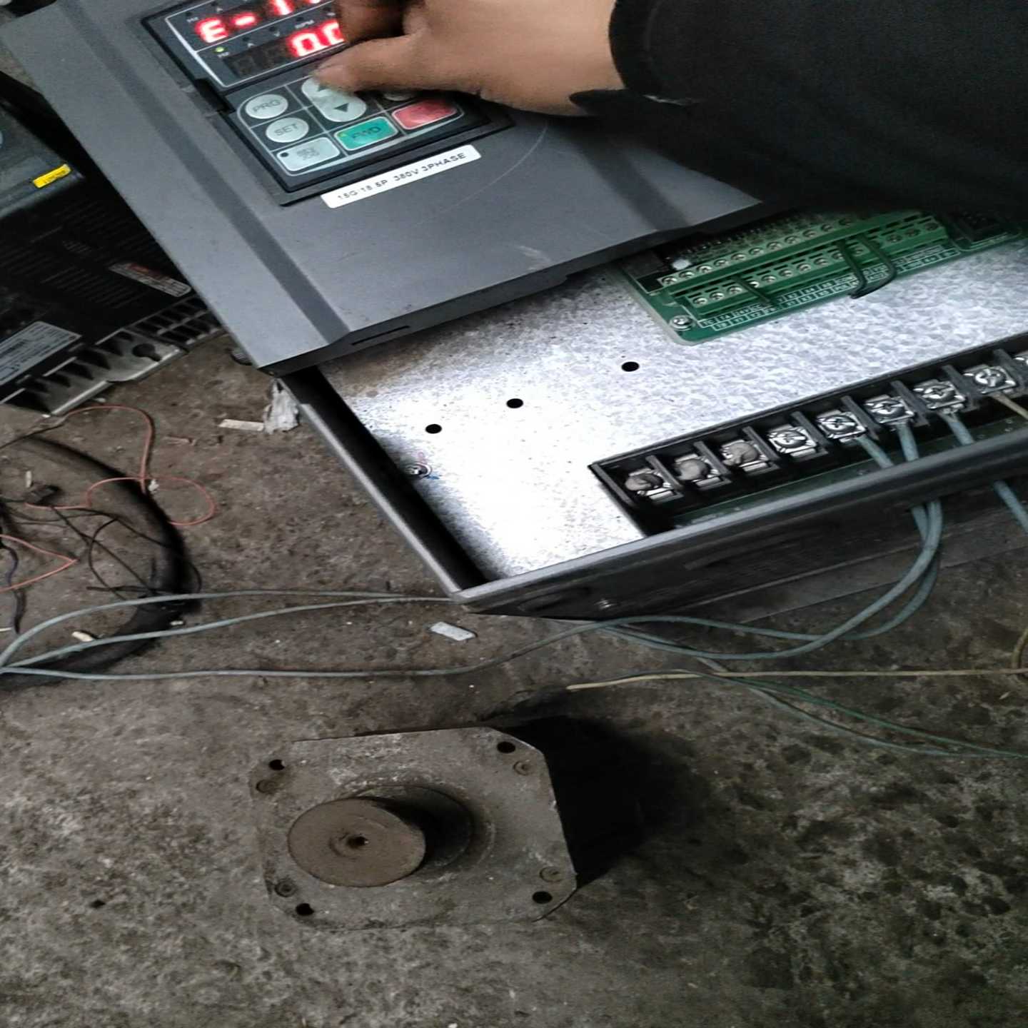 伟创AC60-T3-015G/018P变频器，件，没有面~询价