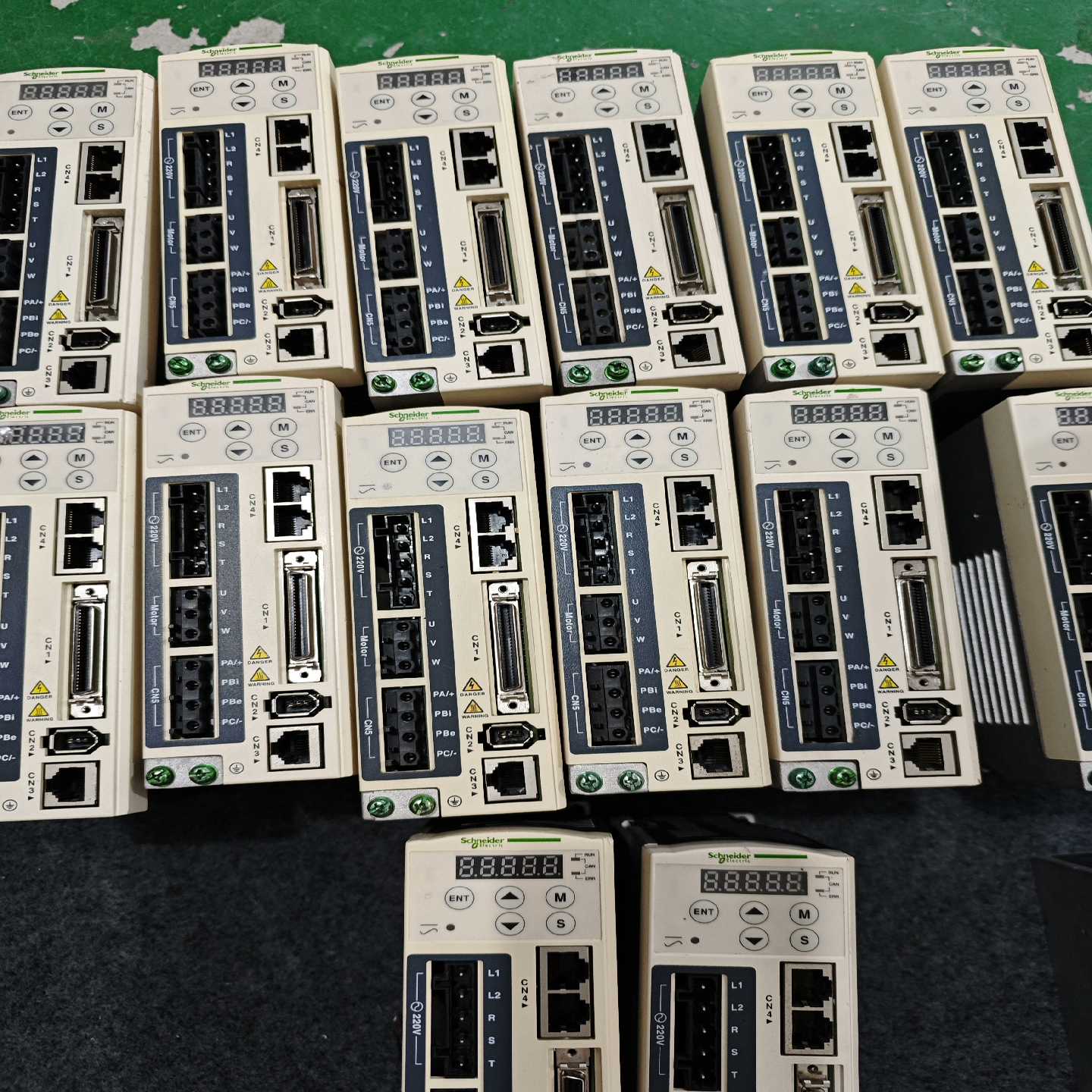 LXM23AU04M3X，施耐德伺服驱动器400W，也有配套~议价