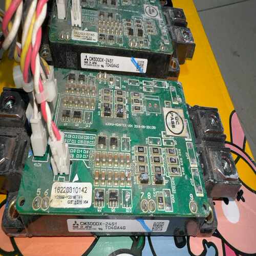 (议价) CM300DX-24S1模块，成色如图，功能正常拆下来